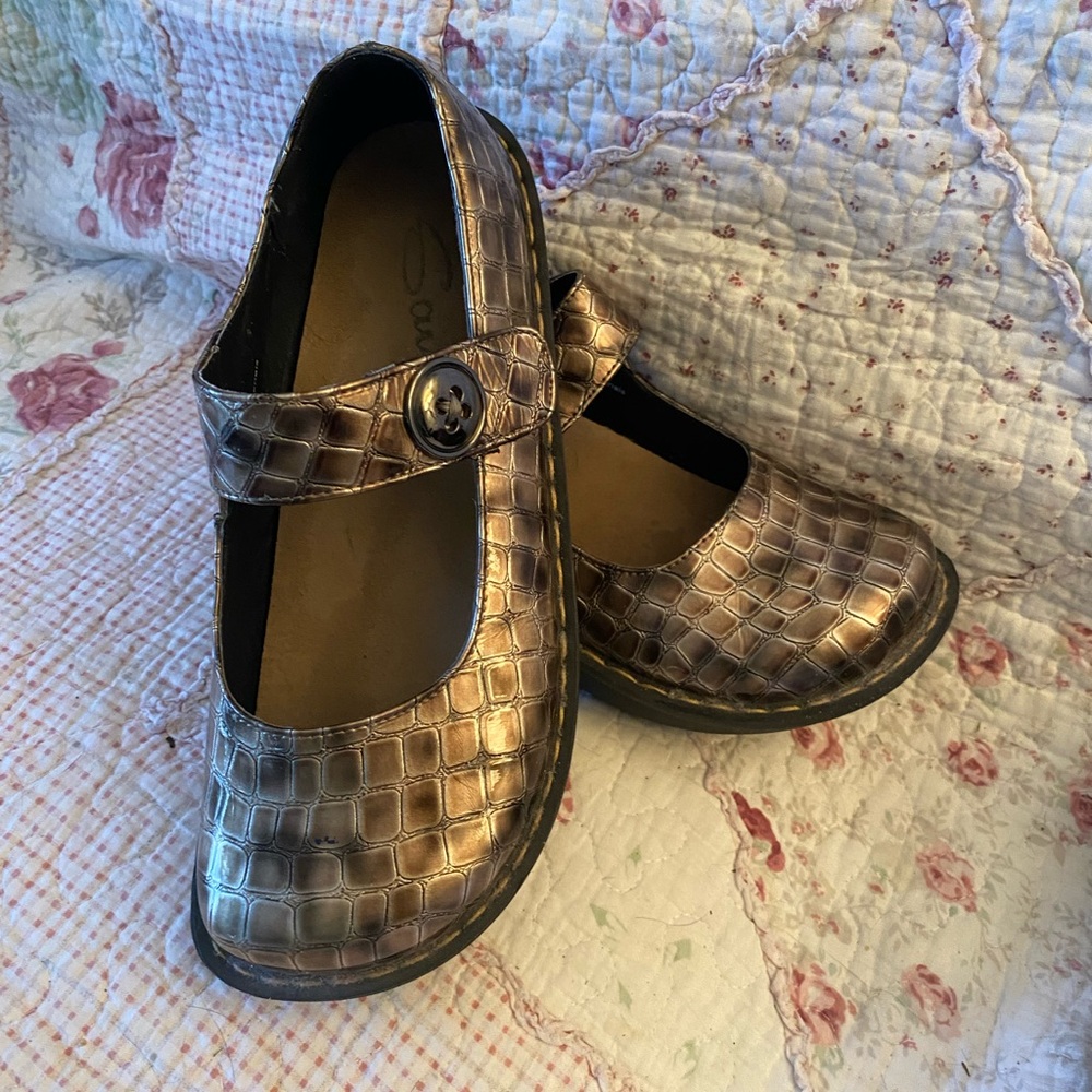 Savvy shoes SZ 8M Ladies stock Jane man made material